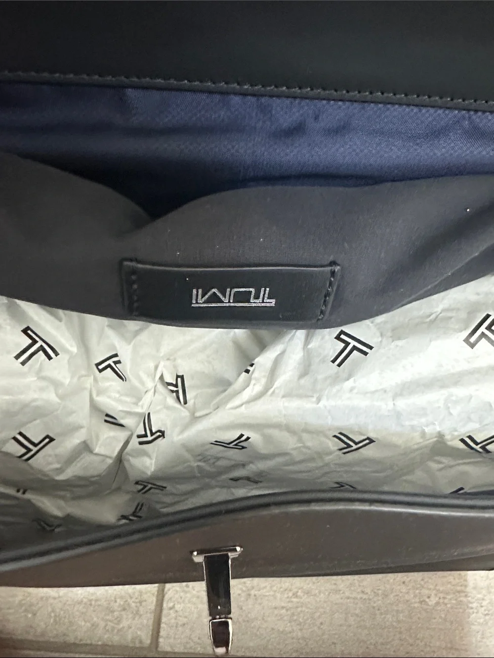 Tumi refined messenger